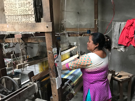 Kimdo Pashmina artisan is weaving a Jacquard scarf