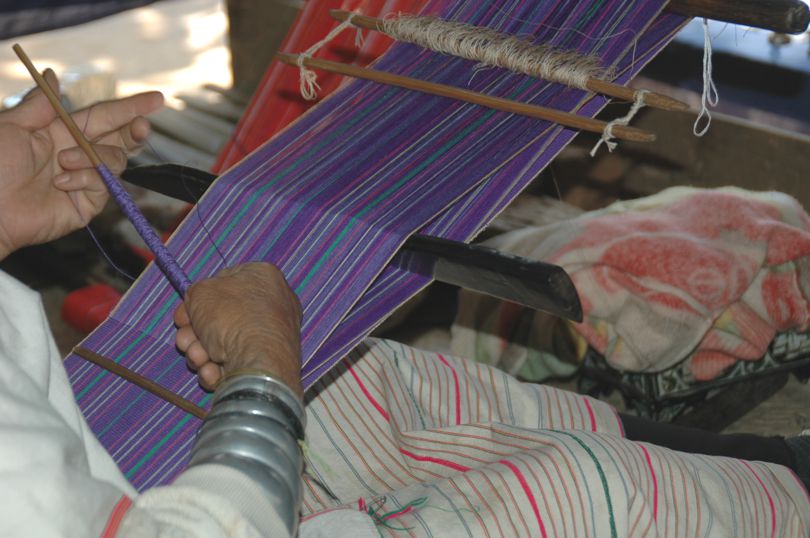 Padaung artisan is weaving a cotton scarf