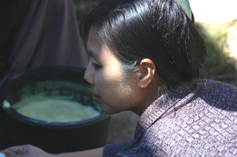 Artisan in Myanmar creates natural dye