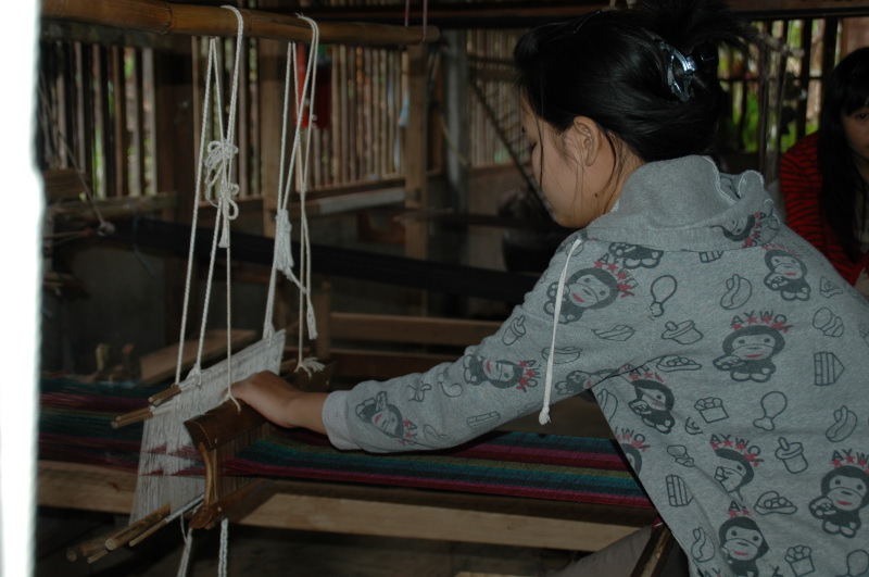Artisan at Phontong is weaving a silk scarf