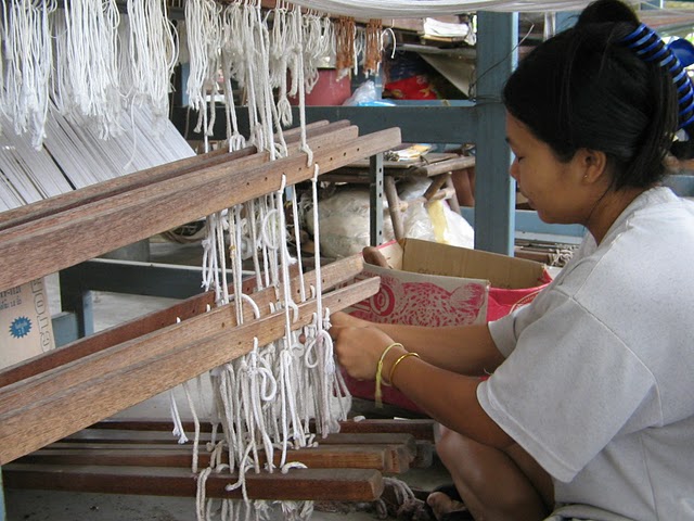 Boonmuang - artisan makes cotton scarf