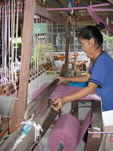 Boonmuang - weaving of cotton scarves