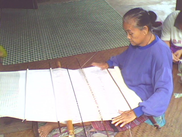 Boonmuang - woman artisan weaving
