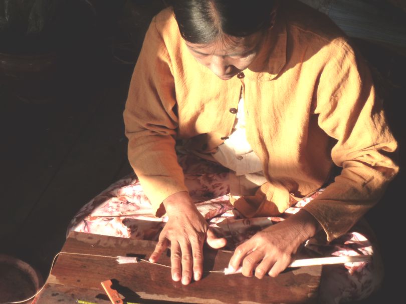 Lotus silk in Myanmar: reel the lotus fibre into a thread