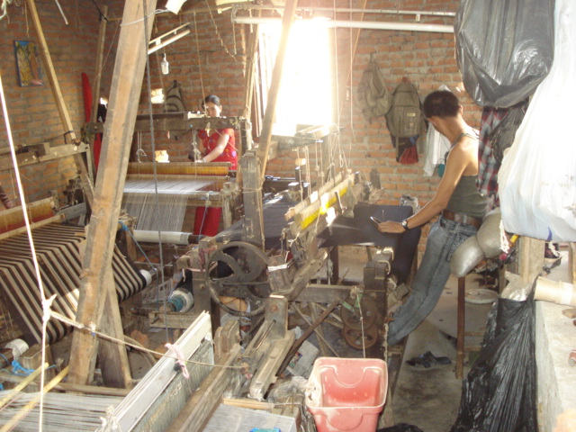 Weavers from Mahila Utthan Pashmina Udhyog at work