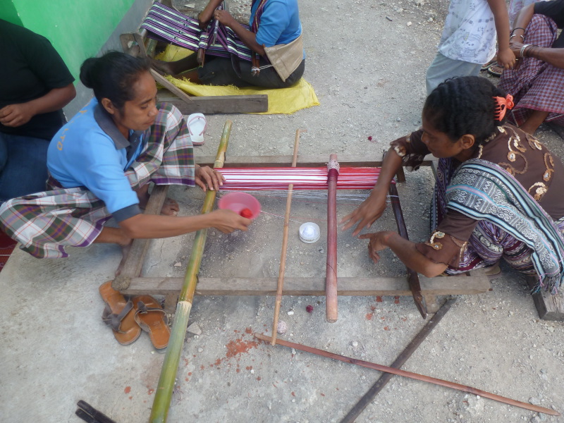 Artisans from Usaha Hidup are weaving cotton scarves