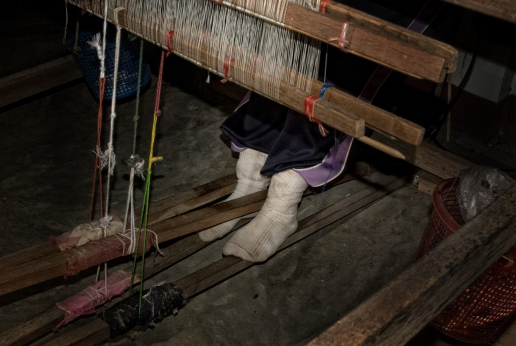 Weaving a cotton scarf at Pa Daeng