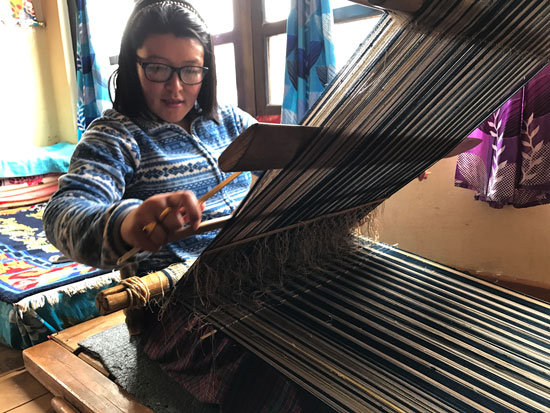 Yoesel is weaving a silk scarf